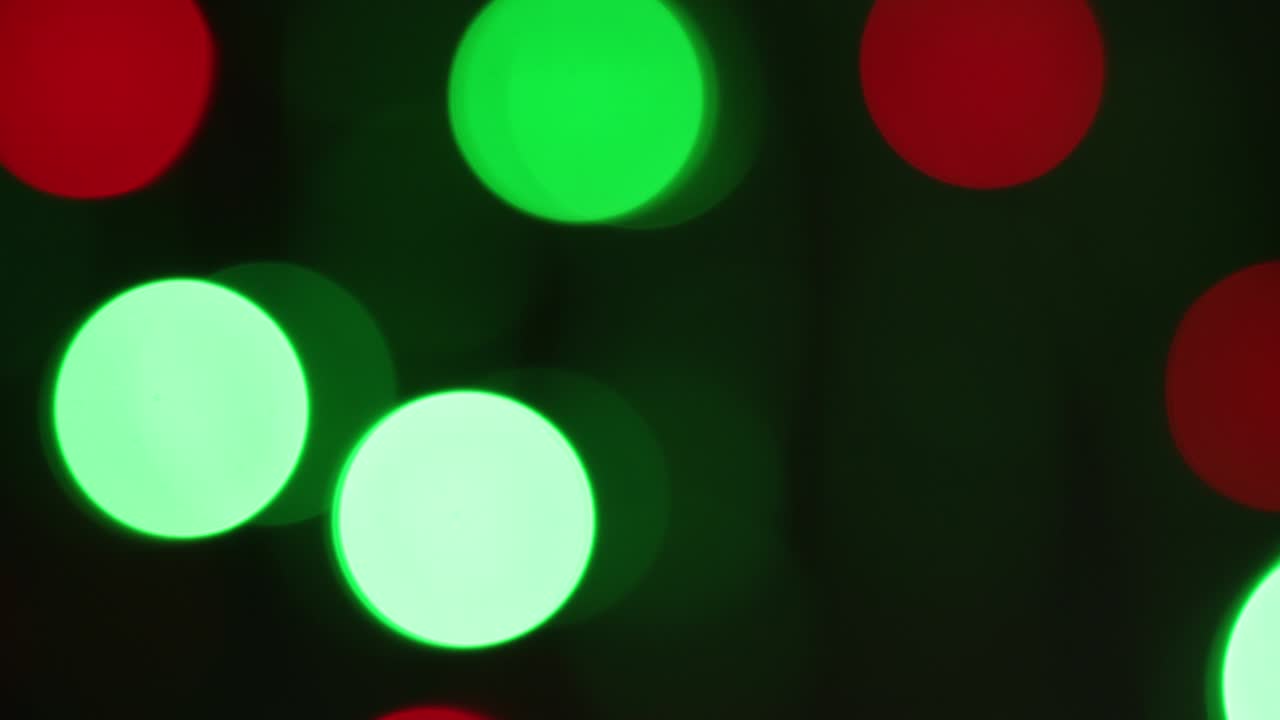 el fondo borroso de navidad. círculos de colores brillantes desenfocados video de luces de navidad