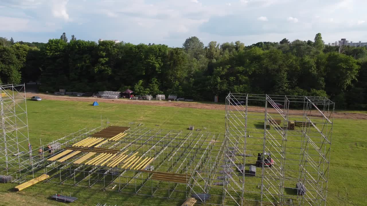 공원 에 콘서트 를 위한 무대 를 설치 하는 것