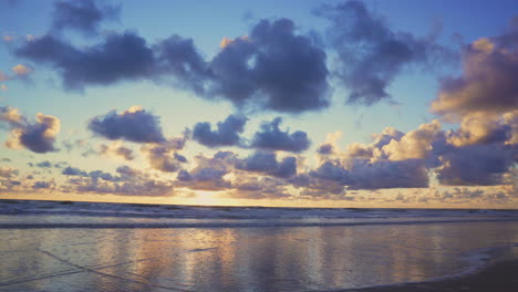 Schöner-Blick-Auf-Die-Nordsee-Im-Sommer,-Kurz-Vor-Sonnenuntergang