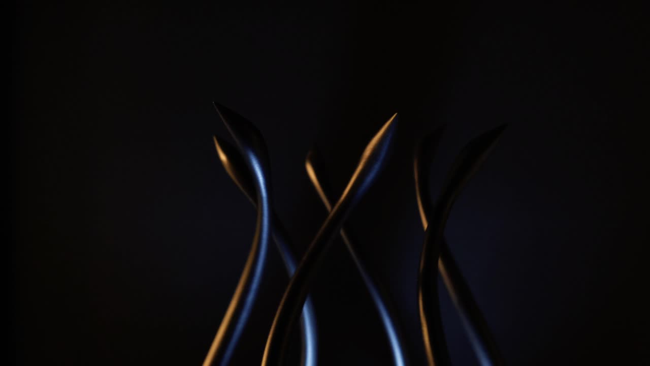 escultura de metal abstracta