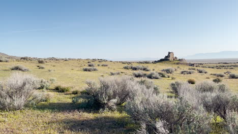 Paisaje-Tranquilo-Y-Naturaleza-Cerca-Del-Gran-Lago-Salado-En-El-Norte-De-Utah,-Tiro-Panorámico