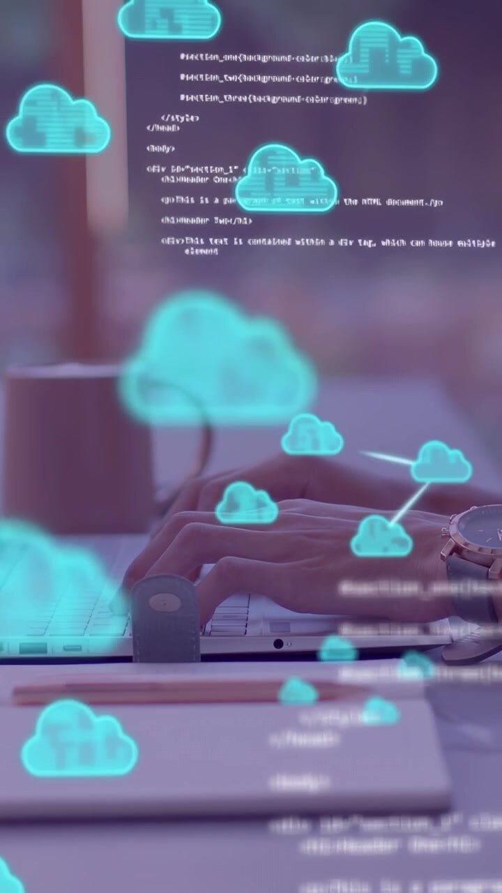 Video verticale: Mani che digitano su un laptop, generando codice e icone cloud che fluttuano sopra i tasti per la tecnologia