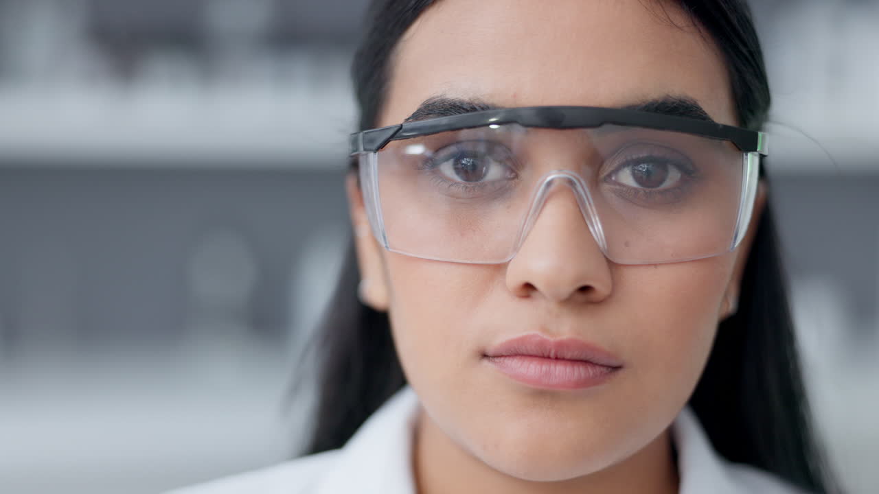 retrato en primer plano de un científico sonriente con