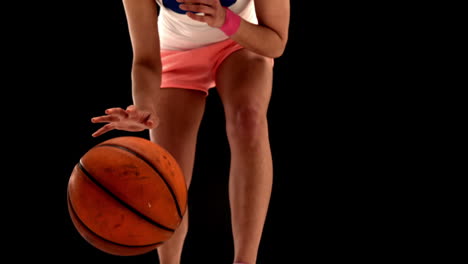 Fitte-Junge-Frau-Spielt-Basketball