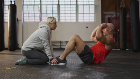 Hombre-Musculoso-Caucásico-Haciendo-Ejercicio,-Haciendo-Sentadillas-Con-Una-Entrenadora