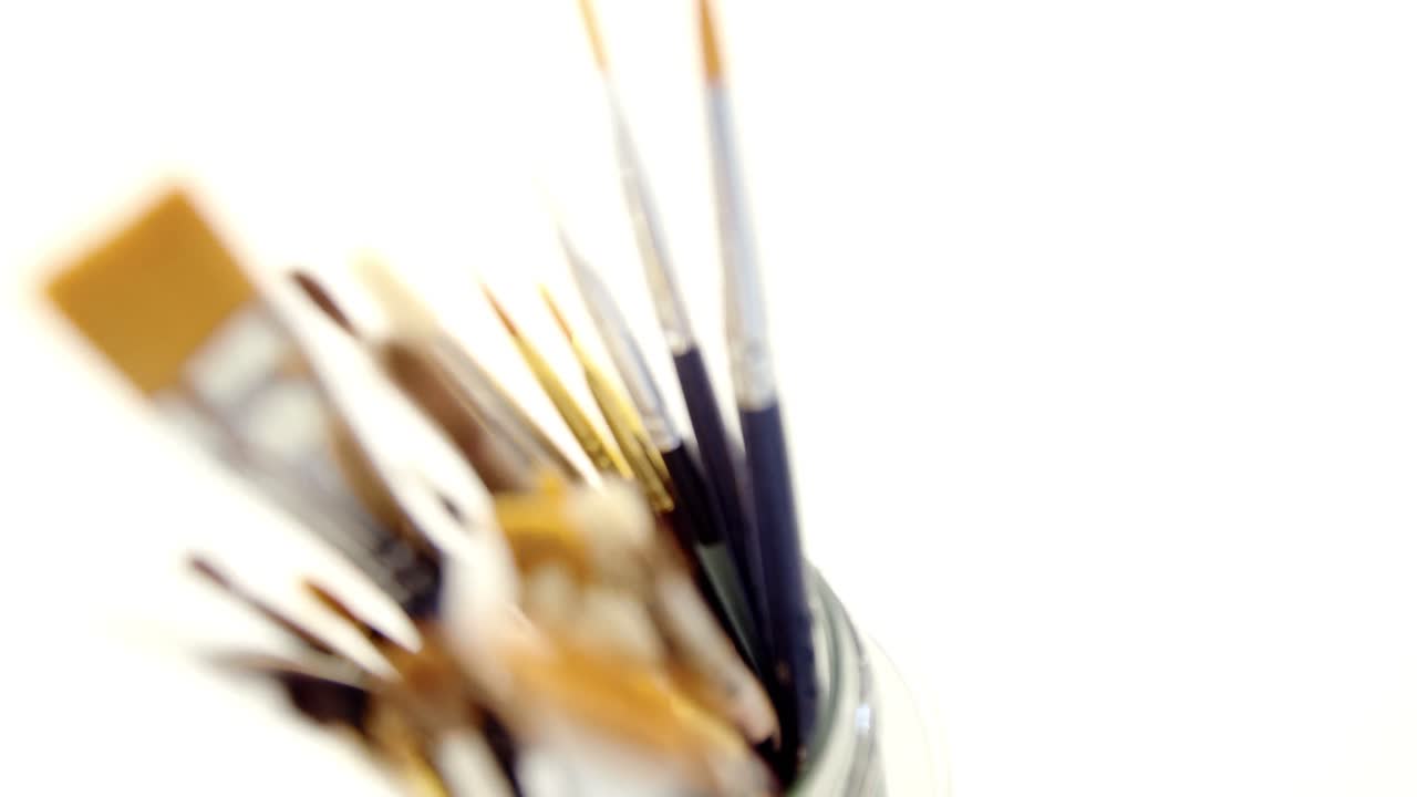 다양한 페인트 브러쉬의 클로즈업