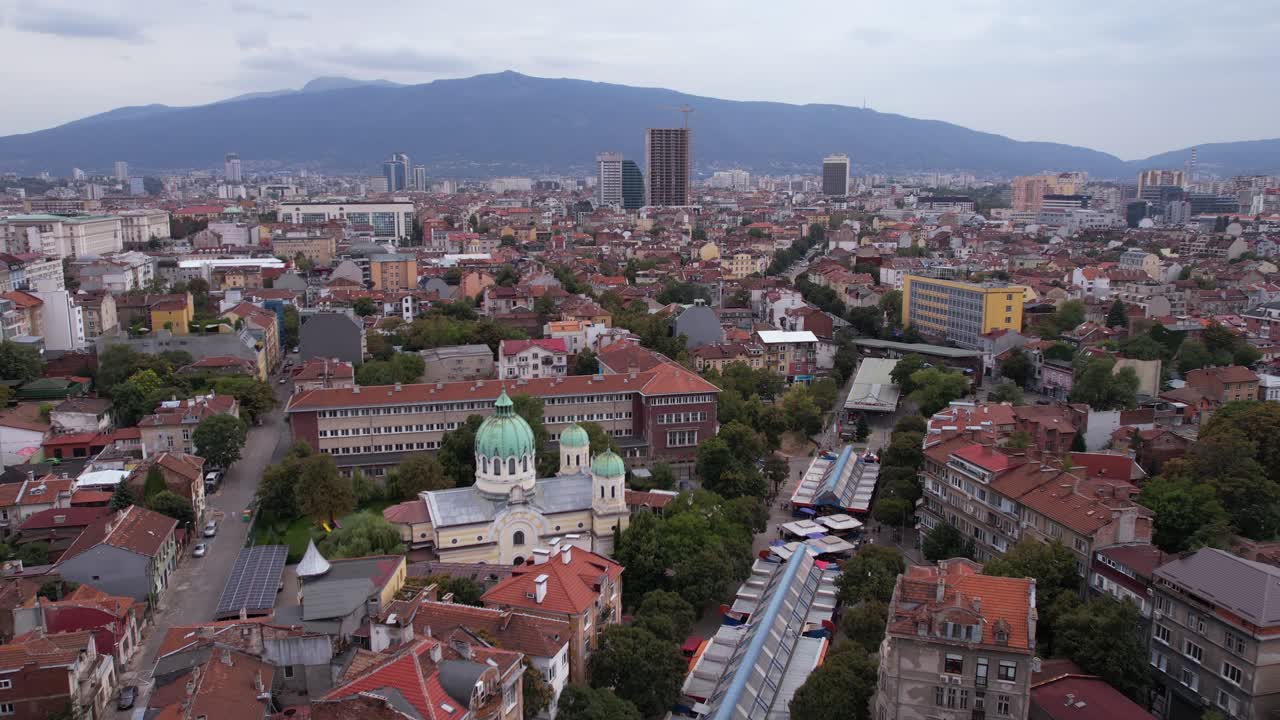 tomada de un avión no tripulado del centro de sofía, el barrio de bulgaria y la iglesia de los santos cirilo y metodio.