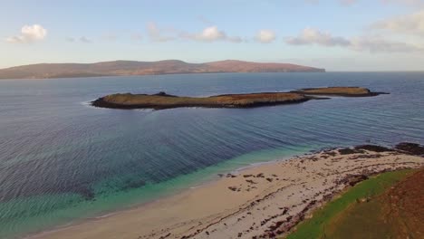 Imágenes-Aéreas-De-La-Isla-De-Skye-Montañas,-Playa-De-Coral-Ríos-Y-Formaciones-Geológicas-Clip-13---Drone