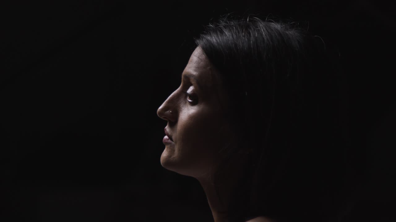 retrato de estudio de una mujer madura con ropa de gimnasia lista para hacer ejercicio