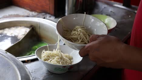 preparando fideos con pollo
