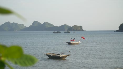 하롱 베이의 베트남 보트