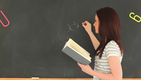 múltiples números y alfabetos cambiantes contra la maestra que escribe en la pizarra negra en la escuela