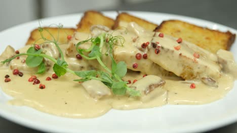 Plato-Salado-De-Patata-Babka,-Popular-En-Bielorrusia-Y-Polonia-Adornado-Con-Salsa-Cremosa-De-Champiñones-Y-Frambuesa-Roja