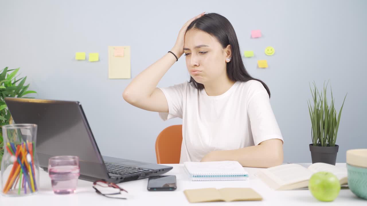 잘못된 거래를 한 여학생은 좌절할 것입니다.