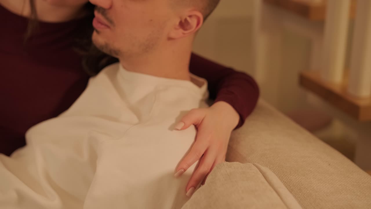 사랑하는 부부는 집에서 시간을 보내고 있습니다.