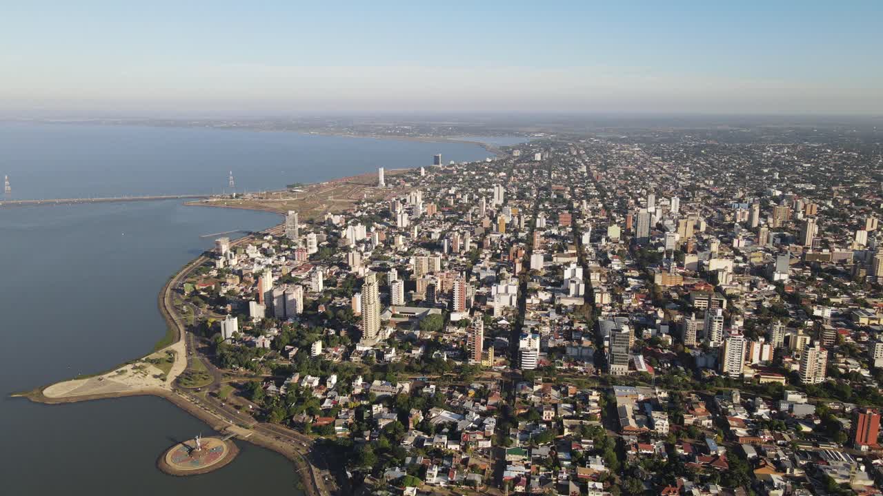 Città costiera in Sud America, attrazioni turistiche in Sud America. Drone 4K.