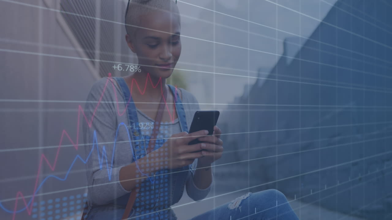 animazione dell'elaborazione dei dati su una donna biraciale che utilizza uno smartphone