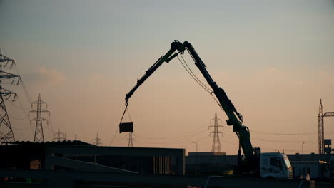 Grúas-De-Construcción-Construyen-Una-Casa-Grande-En-Las-Afueras-Grúas-De-Construcción-A-La-Luz-Del-Atardecer-Grúas-De-Construcción-Que-Trabajan