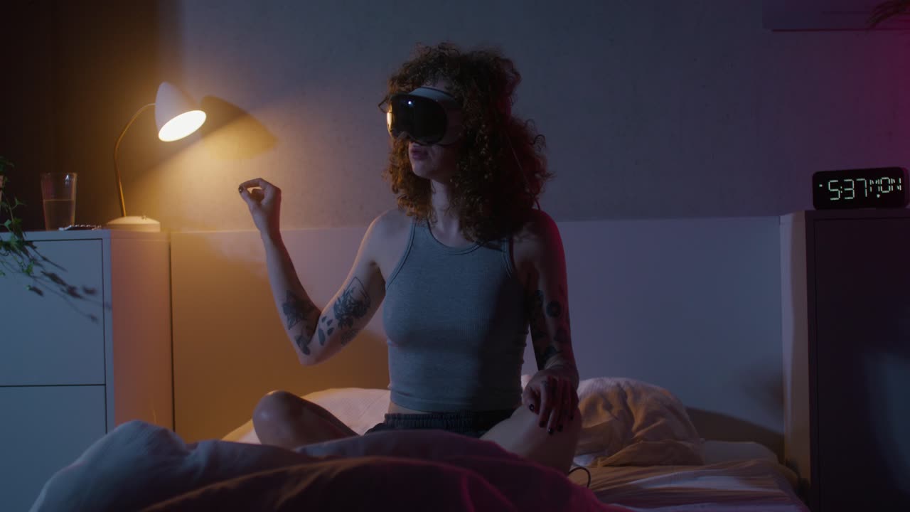 mujer usando auriculares vr en su dormitorio por la noche