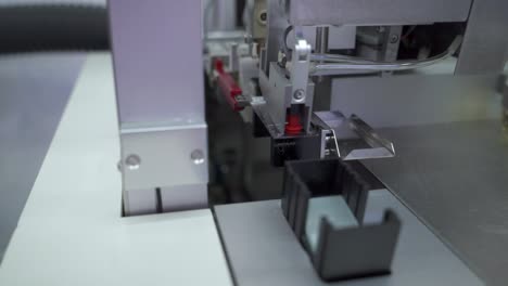 el aparato médico trabaja con diapositivas de objetivo y cubierta para un microscopio. parte 1