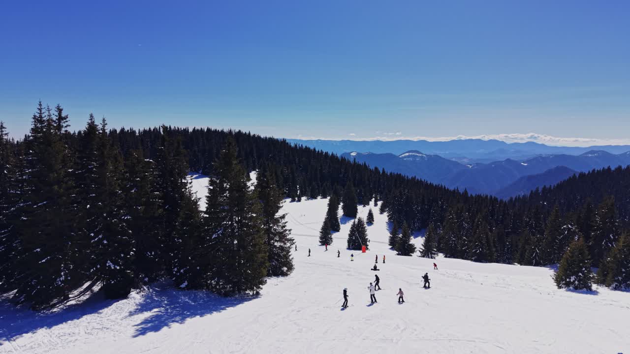 Attività sciistica nei Carpazi in Bulgaria durante una soleggiata giornata invernale