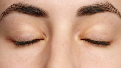 Ojos-Verdes,-Mujer-Y-Pelo-De-Cejas-Microblading