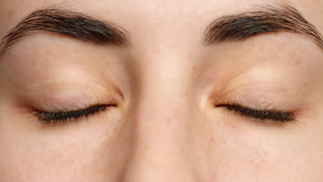 ojos verdes, mujer y microblading cejas cabello