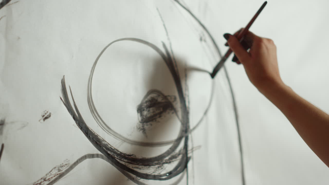 여성 예술가 가  바탕 에 스케치 를 하고 있다