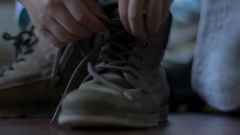 cordones de arranque de los trabajadores que se aprietan