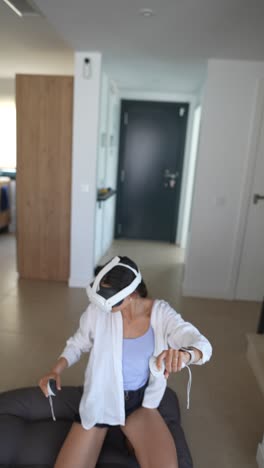 mujer jugando al juego vr en casa