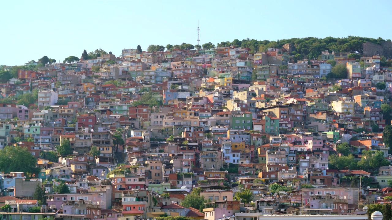 Bairro residencial denso construído em uma encosta.