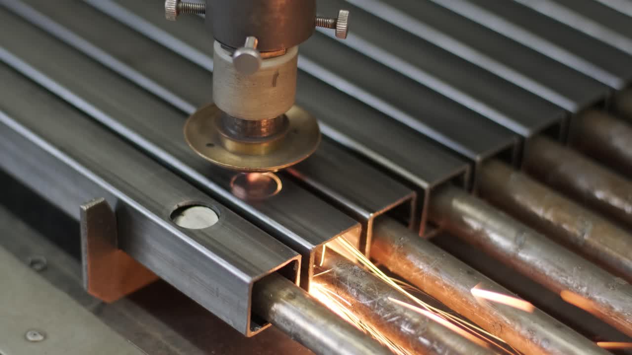 cnc 금속 절단 기술과 함께 현대 산업 레이저 기계: 현대 공장에서 강철 파이프의 레이저 절단. 레이저는 파이프에 구을 습니다.