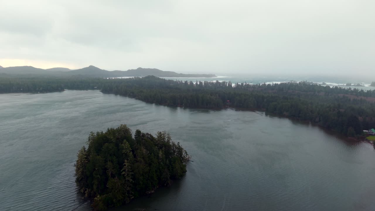 tomada de drone de tofino en la isla de vancouver que muestra colores de otoño, costa escarpada y olas del océano en una vista aérea panorámica.
