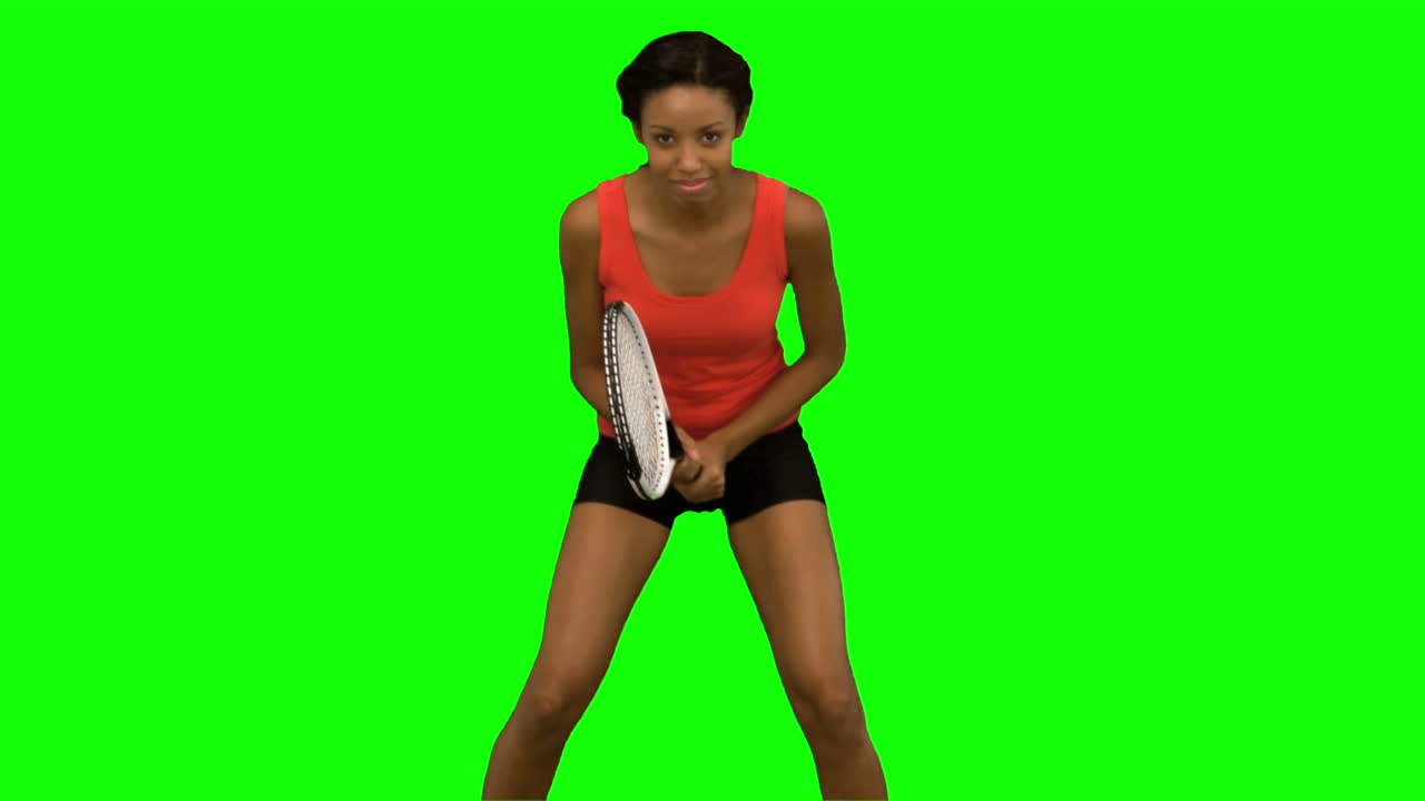 Mulher jogando tênis em tela verde