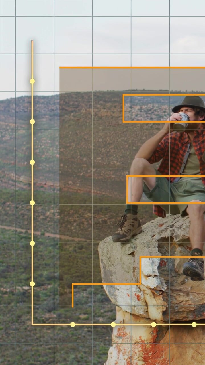 Vertikální video: Turista sedí na římse a zvedá hrnek, spouští se mapování překrytí technologické mřížky, rámující trup.