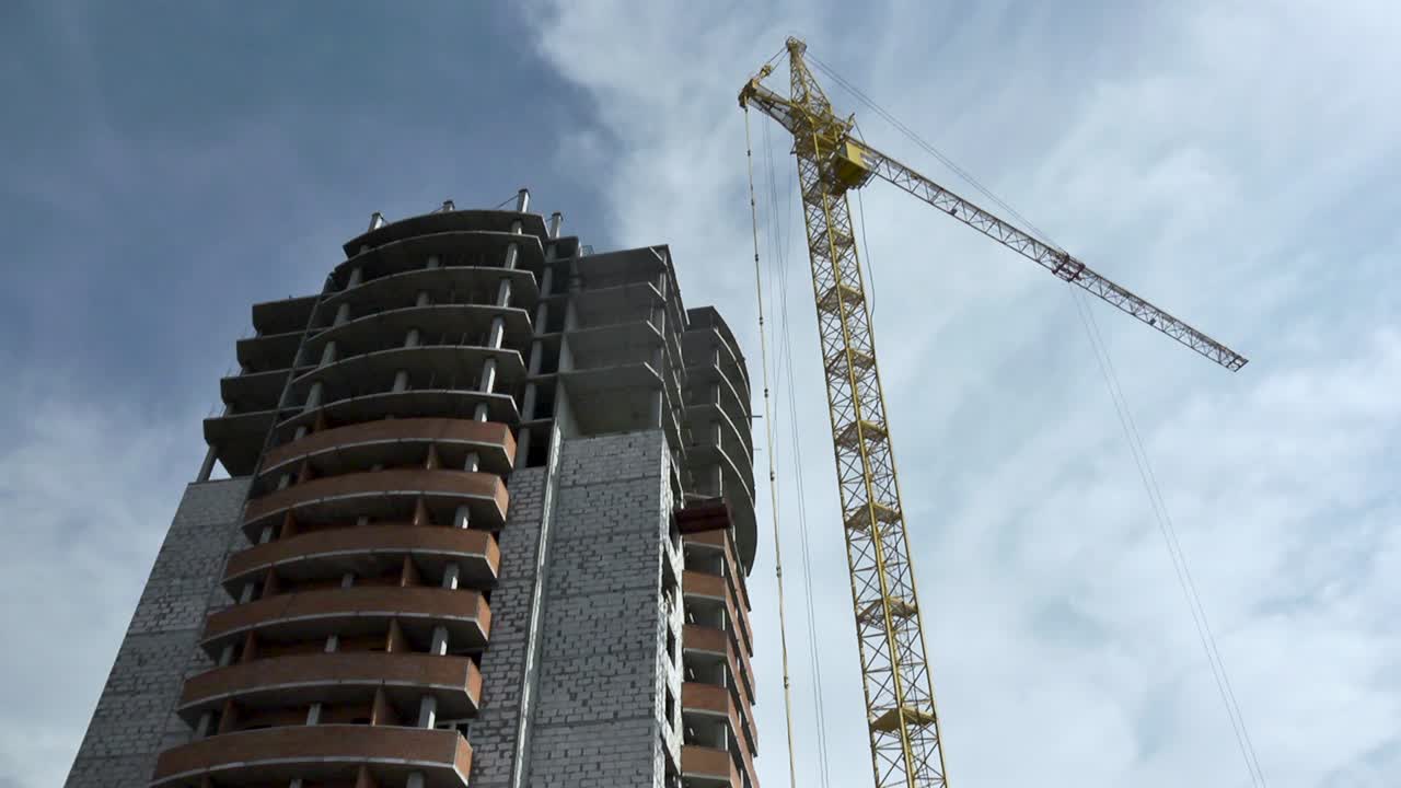 construcción de un edificio de gran altura con grúa