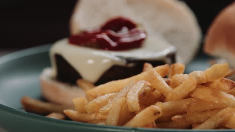 Hamburguesa-Abierta-Sin-Carne-Con-Pepinillos,-Pepinillos,-Salsa-De-Tomate-Y-Papas-Fritas