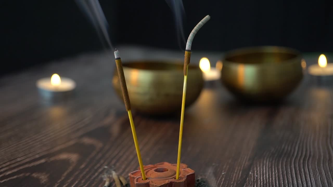Incienso con cuencos tibetanos y velas