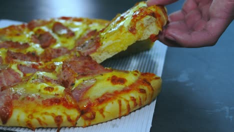 pizza de salchichas y queso con jamón