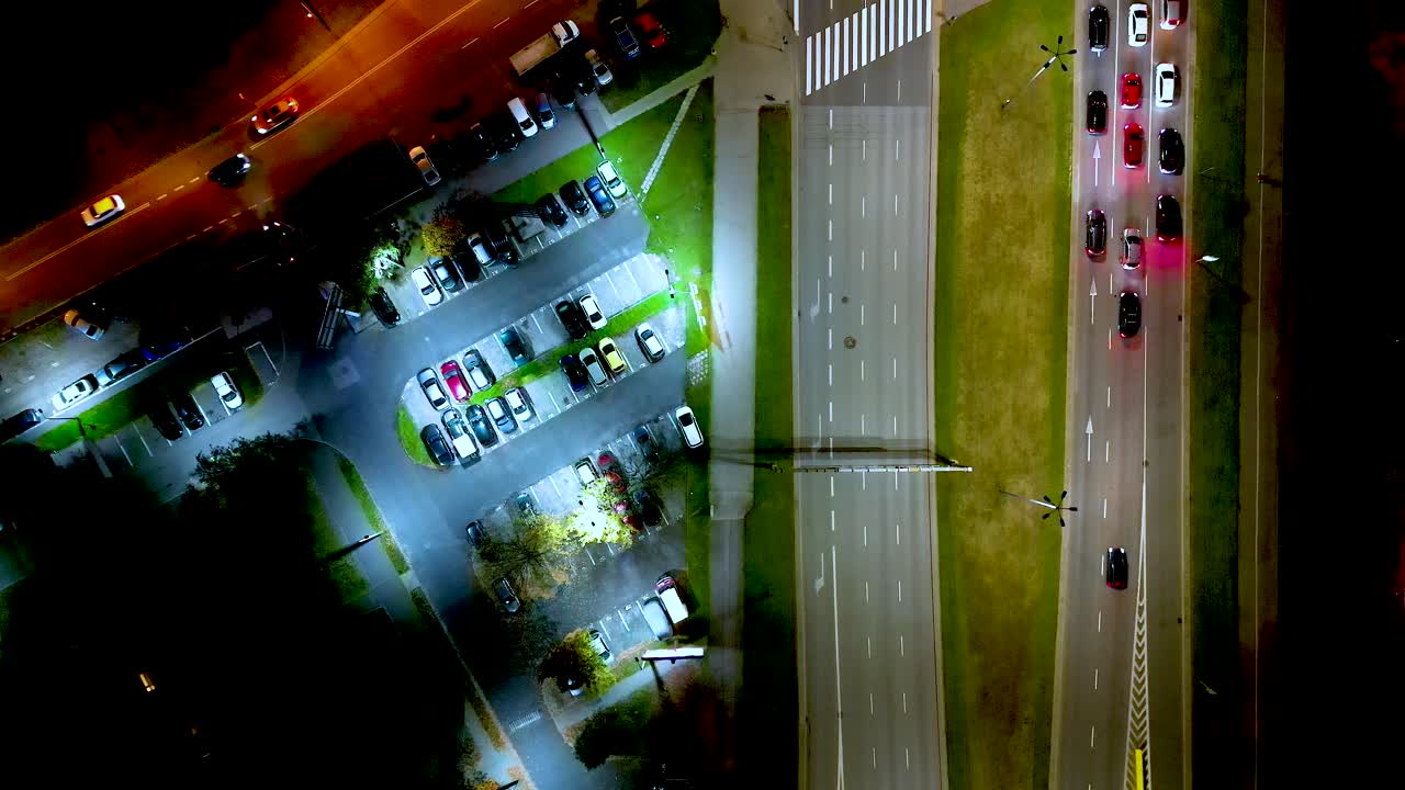 el aumento de la toma de drones revela una espectacular autopista elevada y la convergencia de carreteras, puentes, viaductos por la noche, transporte y desarrollo de infraestructura