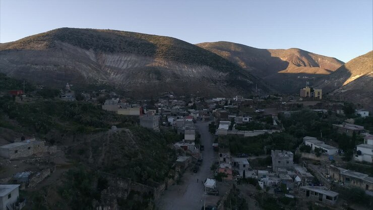 Ripresa aerea con drone di Real de Catorce al mattino, San Luis Potosí, Messico.