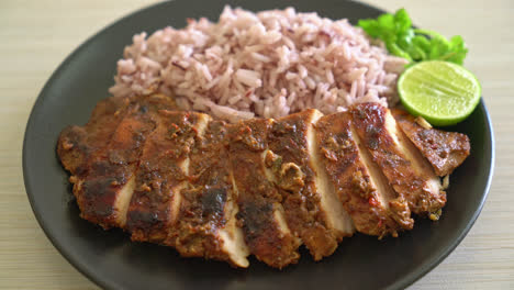 pollo picante jamaicano a la parrilla con arroz - estilo de comida jamaicana