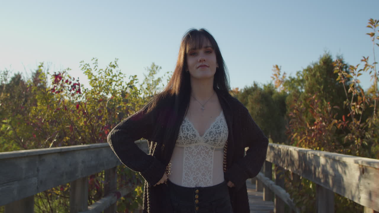 작은, 가늘고 색 소녀, bangs, 카메라를 향해 걸어, 그것은 그녀와 함께 트랙