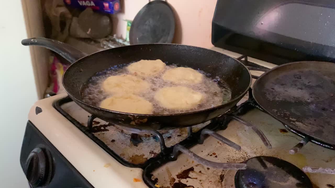 Kartoffelpandekager, der steger i olie ved lav varme, Mexicansk mad