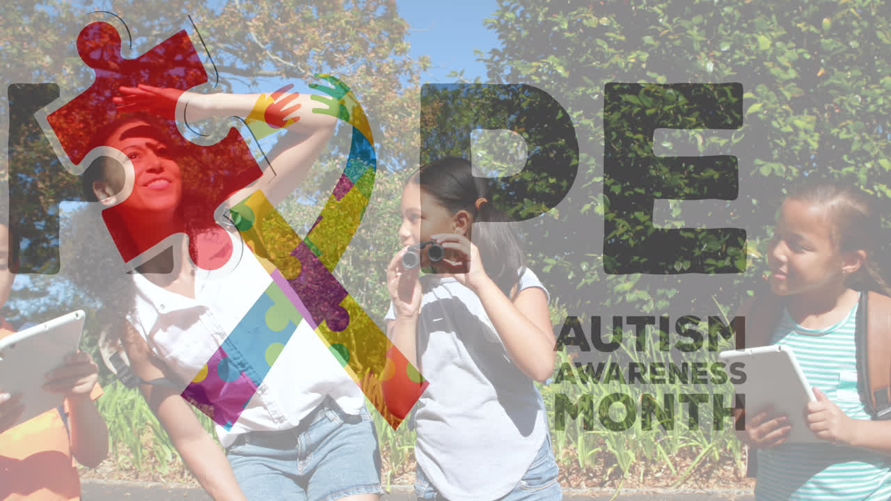 자폐증 인식 텍스트와 화려한 퍼즐 조각의 애니메이션 행복한 놀이 어린이