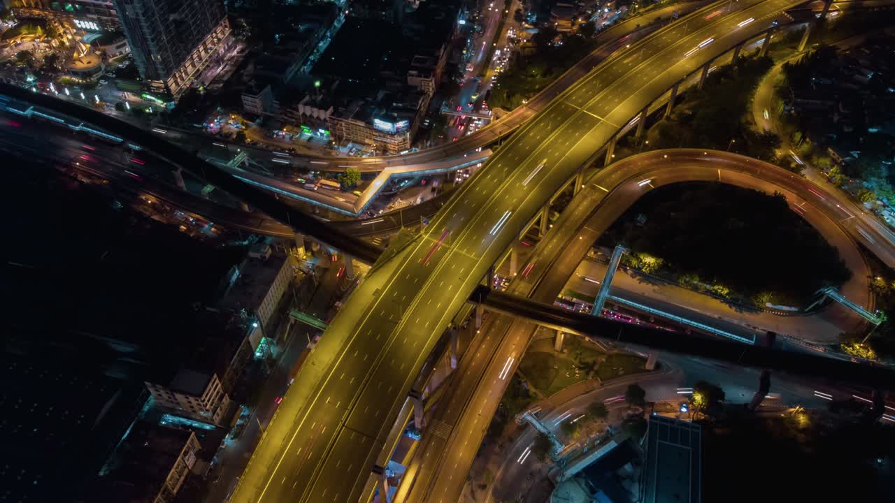 큰 교차로 다리와 고속도로를 가로지르는 교통의 공중 하이퍼 스 (aerial hyperlapse of traffic over big intersection bridges and ring road) - 태국 방의 큰 순환교차로 위에서 드론이 촬영한 4k 공중 사진.