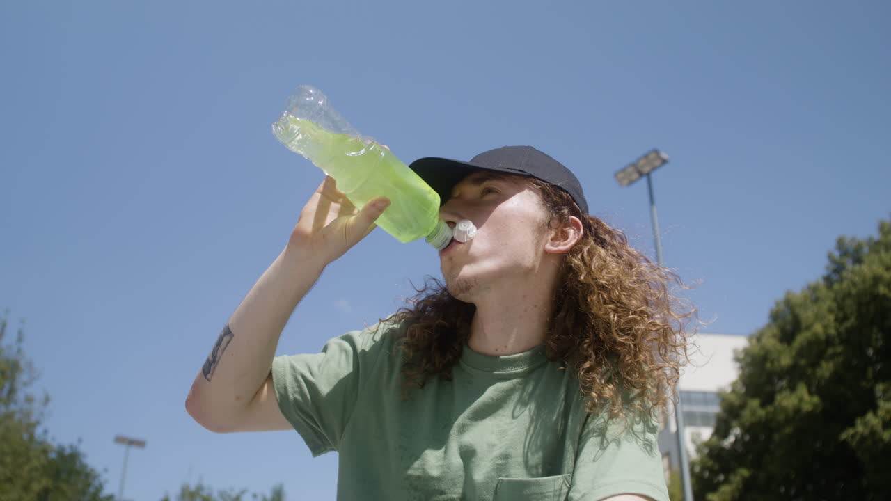 스케이트파크에 있는 백인 소년.