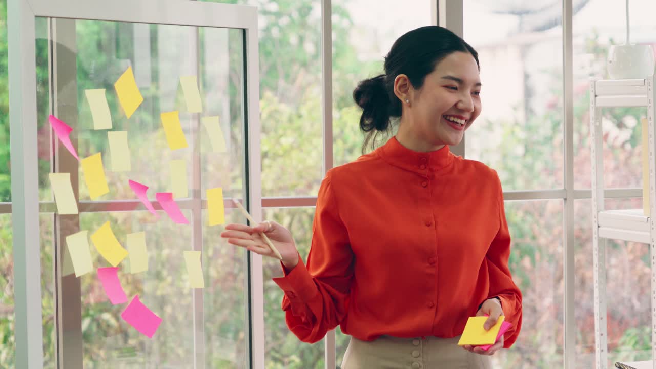 los empresarios trabajan en la junta de planificación de proyectos