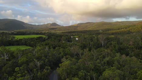 Vista-De-Pájaro-De-Bosques-Exuberantes,-Campos-Rurales-Y-Montañas---Reserva-Forestal-De-Conway-En-Qld,-Australia