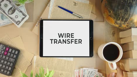 transferencia de dinero que se muestra en la pantalla de la tableta de finanzas